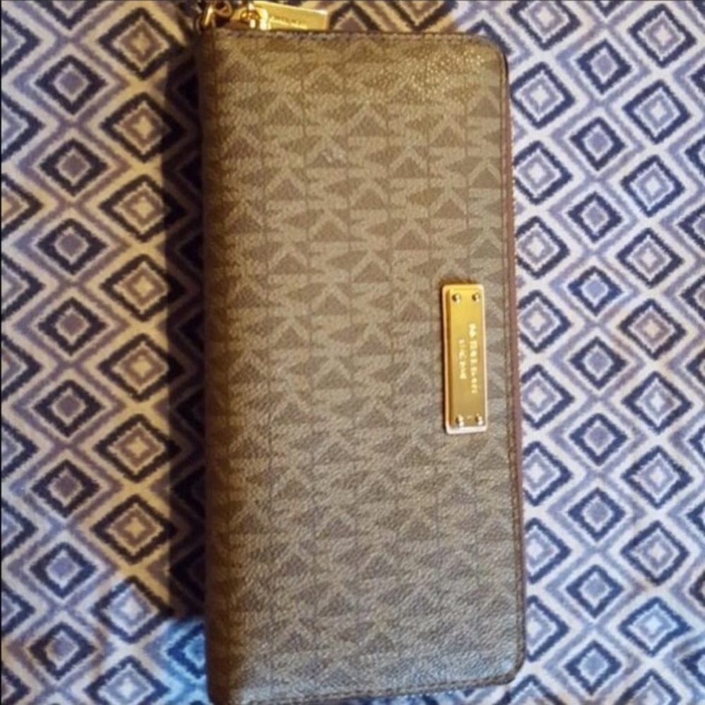 Michael Kors wristlet wallet
